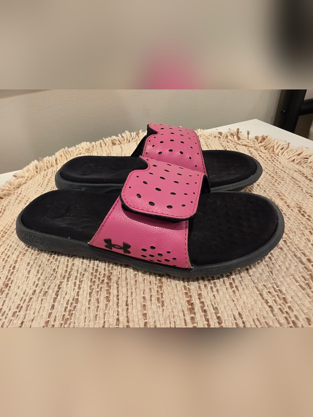 Under Armour Ignite 7 Girls Kids Pink Black Slide Sandals Youth Size 3Y